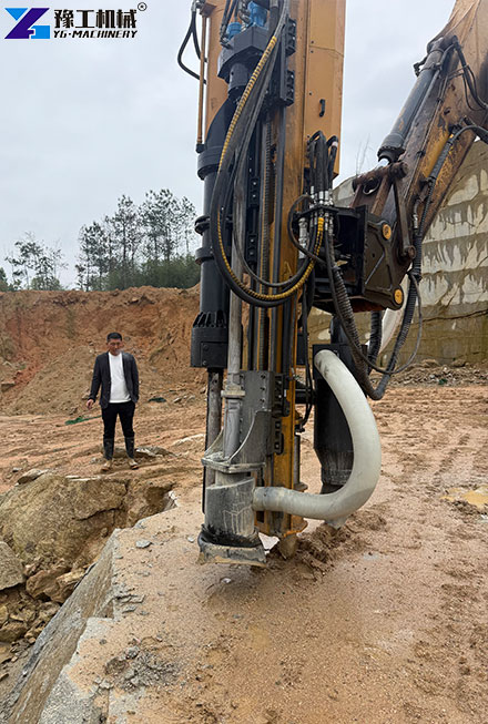 Hydraulic rock splitting attachment for controlled material breaking