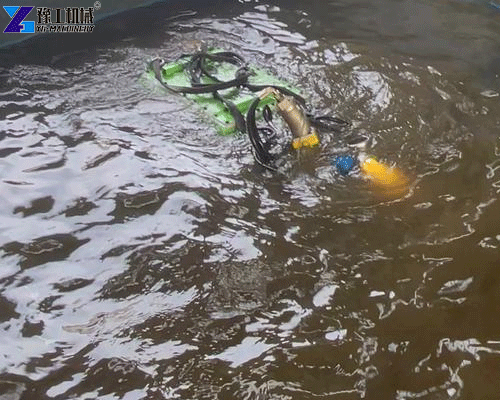 YG lake cleaning machine in action