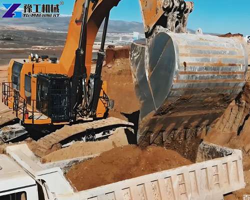 large mining excavator with reinforced rock bucket