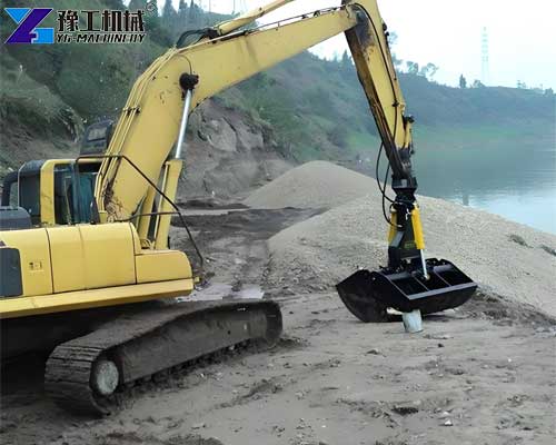 excavator dredging bucket cleaning canal